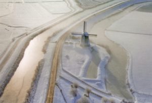 открытка с фото канала и мельницы (Нидерланды)